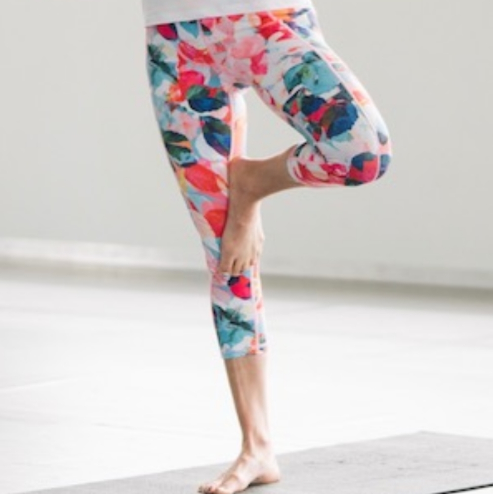 NWT Zyia Floral Zipper Pocket Capris